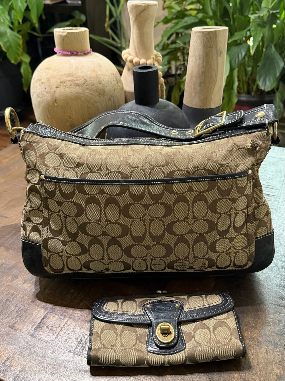 Coach Legacy Signature Canvas Leather Shoulder Bag w/matching wallet - Picture 5 of 16